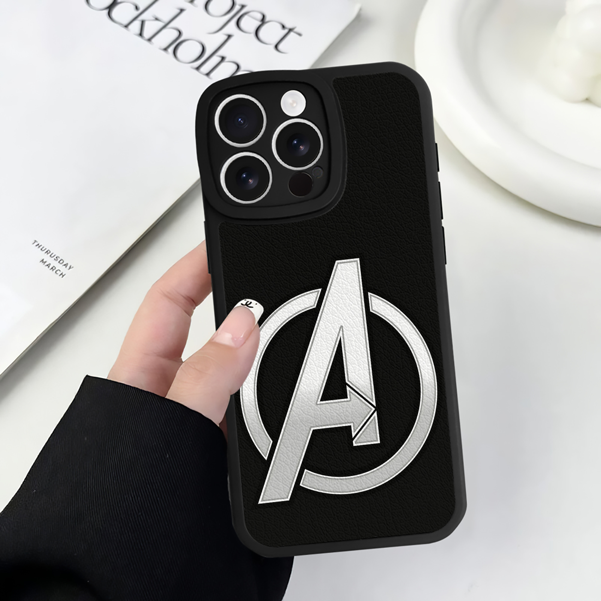 （画像用） アベンジャーズ The Avengers 【iPhone 16シリーズ対応】シリコンスマホケース（レザー調） 材質：シリコン